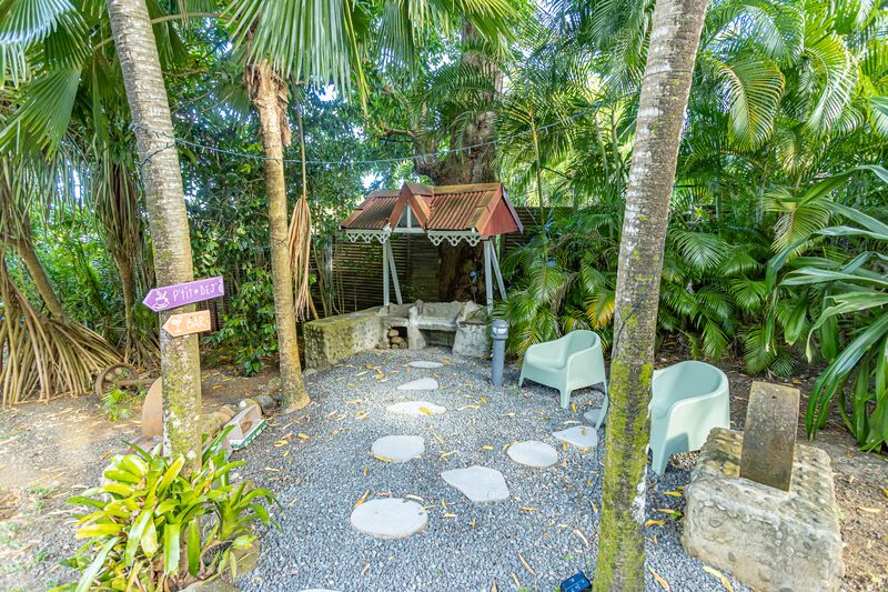 Un espace confort avec deux bancs et deux fauteuils au Caraïb'Bay Hôtel