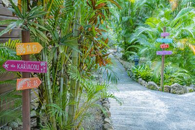 Chemins pavés et panneaux indicatifs dans le Caraïb'Bay Hôtel