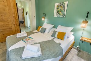 Une chambre avec un lit King Size dans le Caraïb'Bay Hôtel