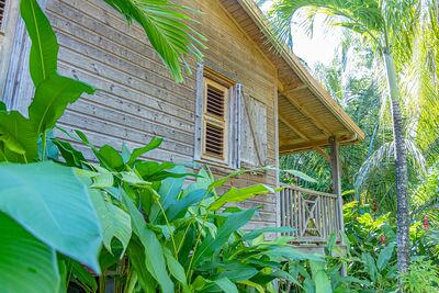 Vue extérieure d'une villa au Caraïb'Bay Hôtel