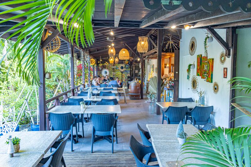 Terrasse extérieure du bar du Caraïb'Bay Hôtel