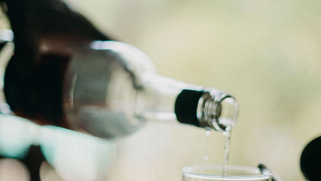 Une personne qui verse un cocktail dans un verre
