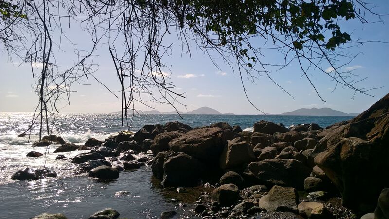 Crique avec des rochers et la vue de la mer en Guadeloupe à proximité de l'hôtel