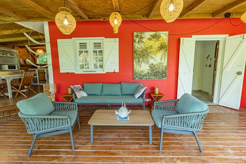 Terrasse extérieure avec cuisine de la villa Kariakou du Caraïb'Bay Hôtel