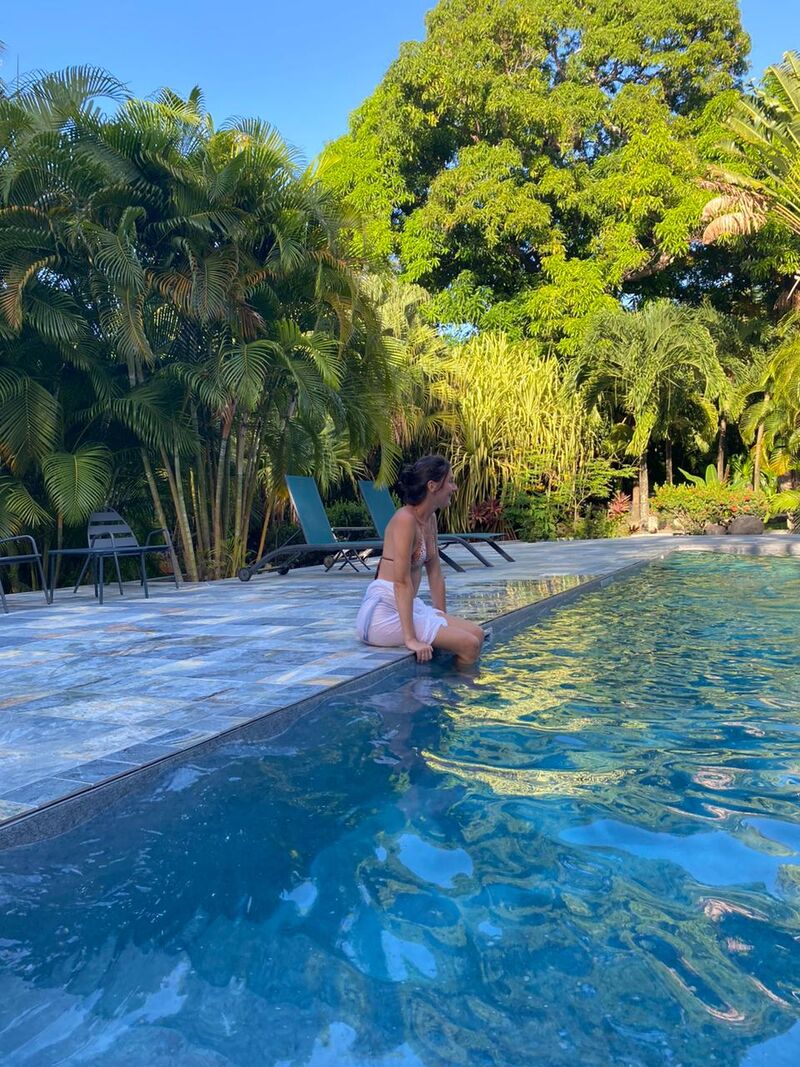 Photo d'une personne à côté de la piscine du Caraïb'Bay Hôtel