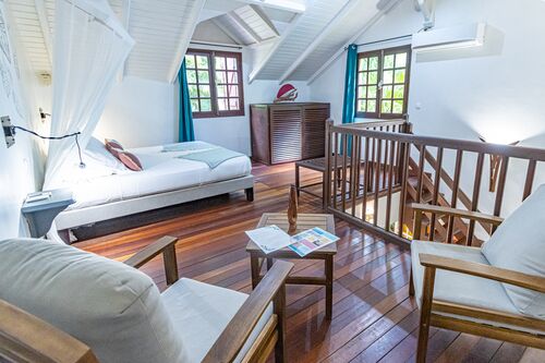 Une chambre avec un lit King Size dans le Caraïb'Bay Hôtel
