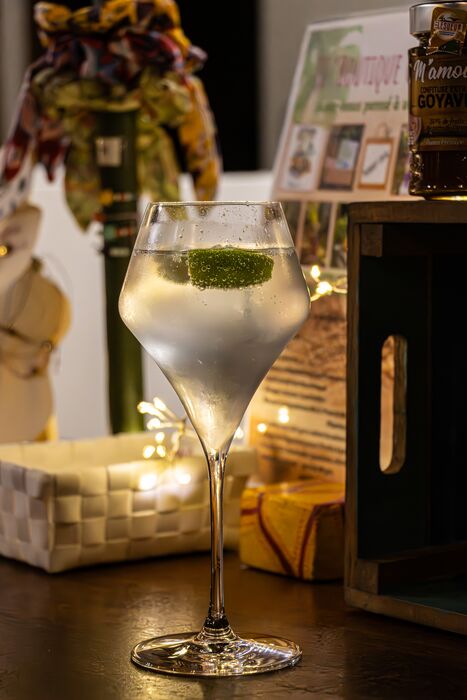 Un cocktail servi au bar du Caraïb'Bay Hôtel