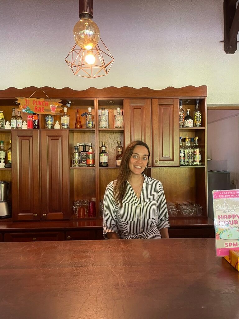 Une personne travaillant au Caraïb'Bay Hôtel