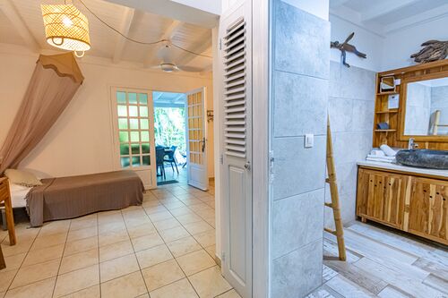 Vue d'une chambre et de la salle de bains d'un duplex du Caraib'Bay Hôtel